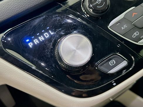 Used 2024 Chrysler Pacifica Touring-L image 25