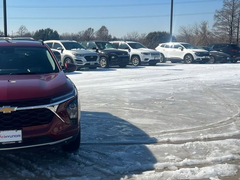 Used 2025 Chevrolet Trax LT w/ Driver Confidence Package image 3