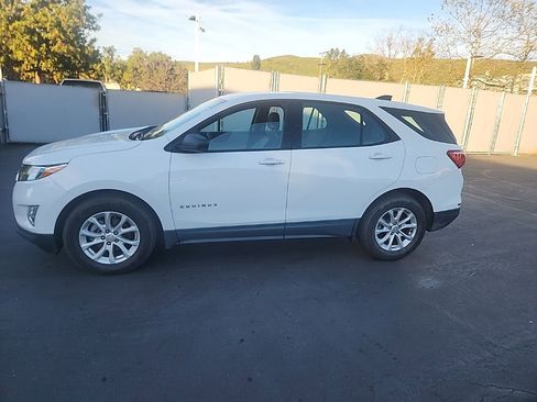 Used 2019 Chevrolet Equinox LS image 2