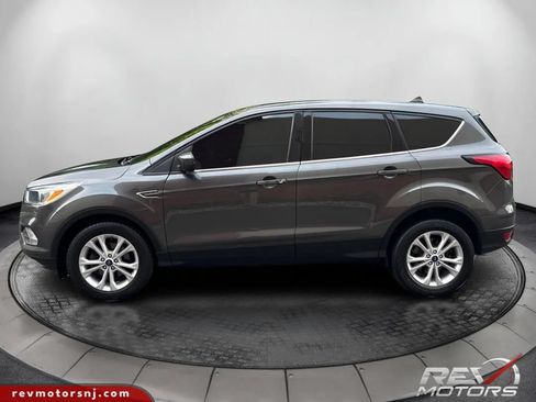 Used 2019 Ford Escape SE FWD image 2
