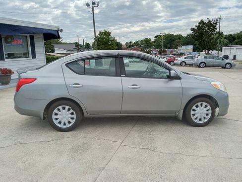 Used 2014 Nissan Versa SV FWD image 4