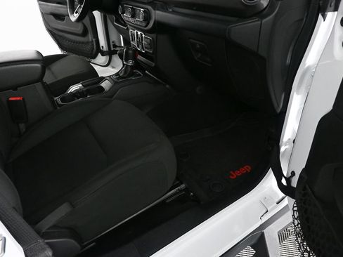 Used 2018 Jeep Wrangler Unlimited Sahara AWD/4WD image 21