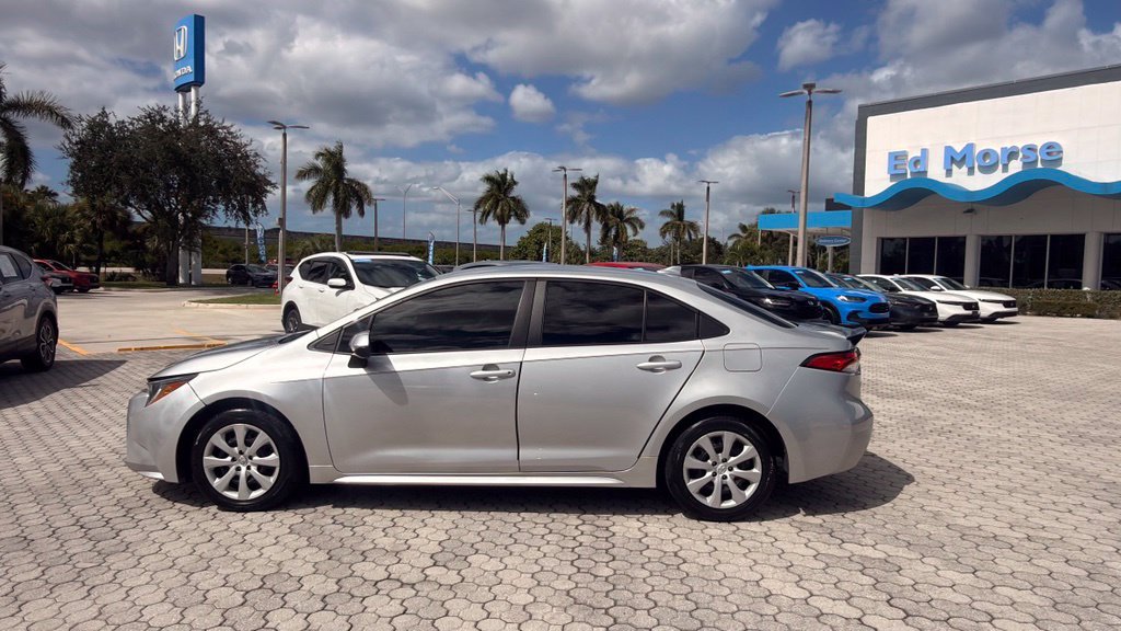 Used 2022 Toyota Corolla LE FWD image 3