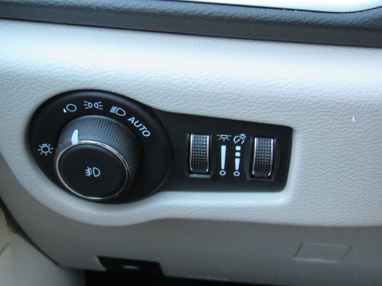 Used 2024 Chrysler Pacifica Touring-L FWD image 18