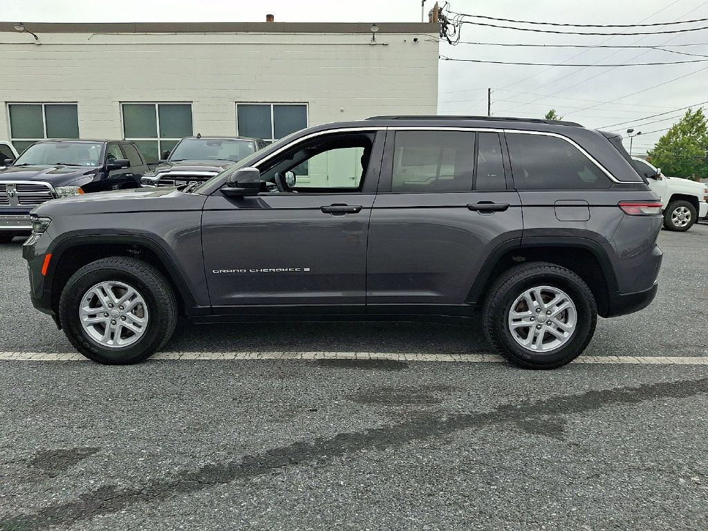 Used 2025 Jeep Grand Cherokee Laredo w/ Luxury Tech Group I AWD/4WD image 9