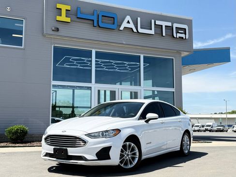 Used 2019 Ford Fusion SE FWD image 1