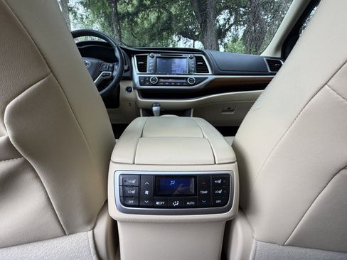 Used 2017 Toyota Highlander Limited Platinum FWD image 38