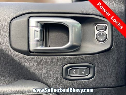 Used 2022 Jeep Wrangler Unlimited Sahara AWD/4WD image 15