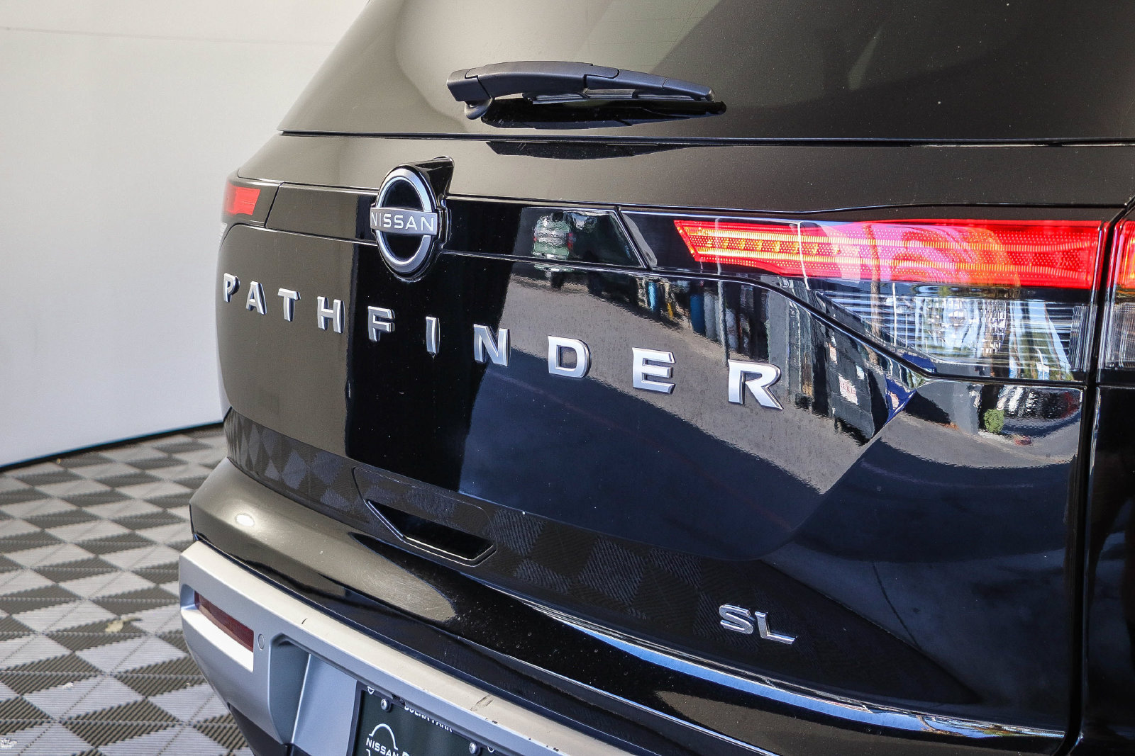 Used 2025 Nissan Pathfinder SL FWD image 8