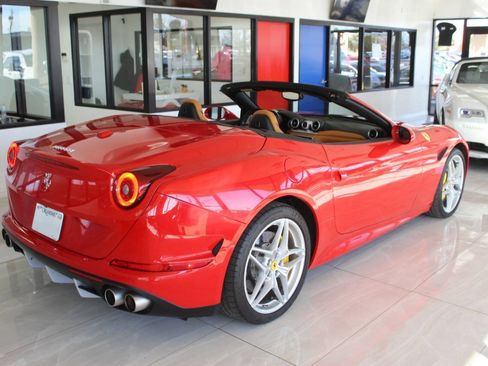 Used 2016 Ferrari California T RWD image 7
