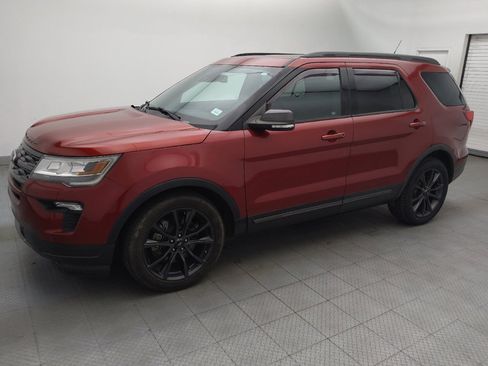 Used 2018 Ford Explorer XLT w/ Equipment Group 202A FWD image 2