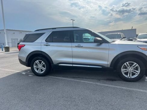 Used 2024 Ford Explorer XLT AWD/4WD image 6