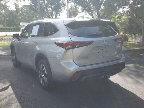Used 2024 Toyota Highlander XLE FWD image 3