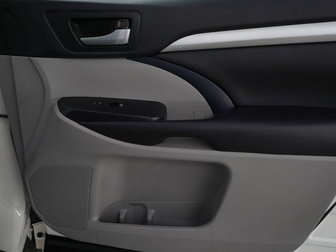 Used 2018 Toyota Highlander XLE image 9