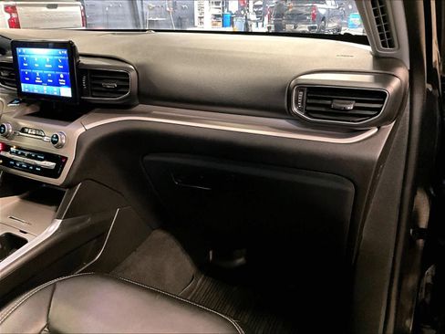 Used 2022 Ford Explorer XLT w/ Equipment Group 202A image 13
