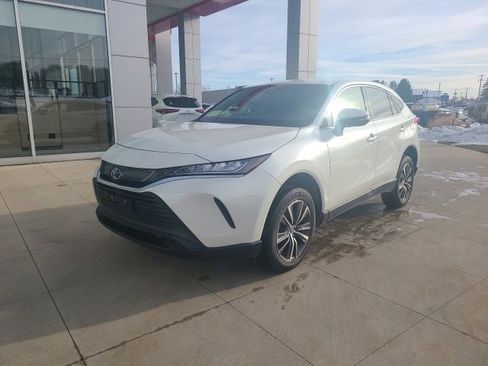 Used 2022 Toyota Venza LE image 3