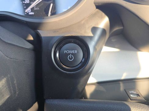 Used 2025 Toyota Sienna XLE image 31