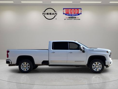 Used 2024 Chevrolet Silverado 2500 High Country w/ Technology Package AWD/4WD image 2
