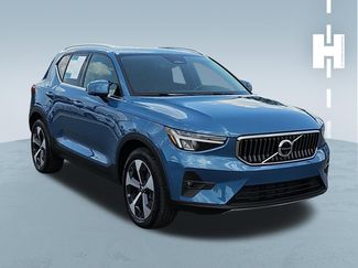 Used 2025 Volvo XC40 B5 Plus AWD/4WD video 1