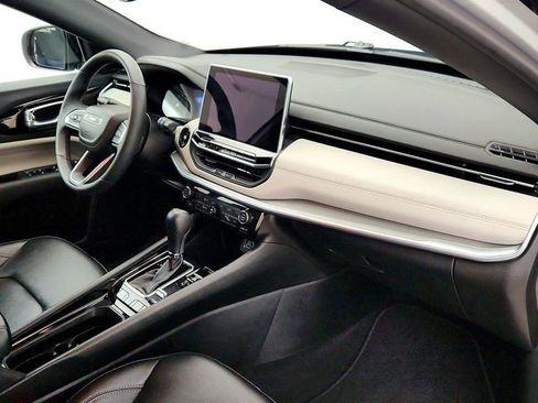 Used 2025 Jeep Compass Limited image 25