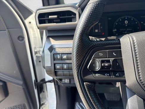 Certified 2025 Toyota Tacoma SR5 AWD/4WD image 18