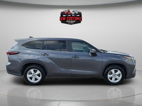 Used 2024 Toyota Highlander LE FWD image 8