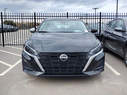 Used 2025 Nissan Altima 2.5 SV image 2