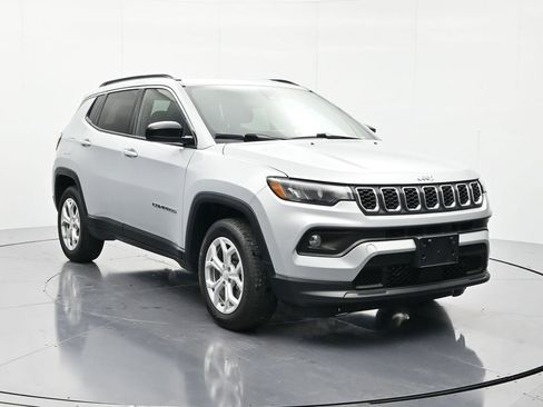Used 2024 Jeep Compass Latitude AWD/4WD image 3