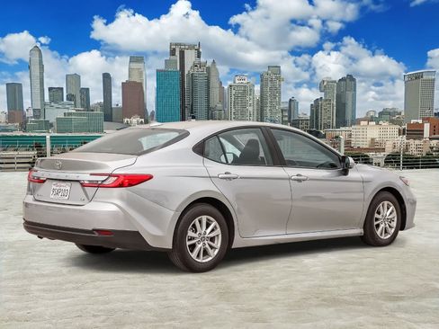 Used 2025 Toyota Camry LE FWD image 4