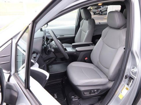Used 2025 Toyota Sienna XLE FWD image 10
