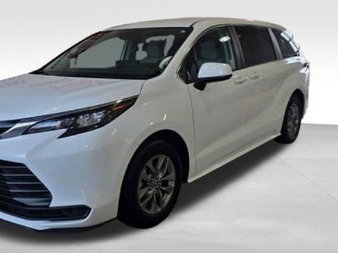 Used 2024 Toyota Sienna LE image 1