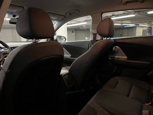 Used 2017 Kia Niro LX FWD image 19