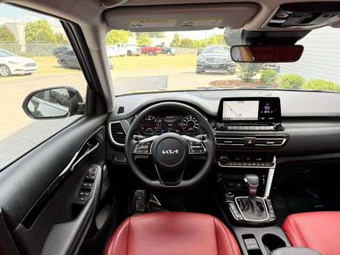 Used 2023 Kia Seltos SX w/ SX Sunroof Package AWD/4WD image 30