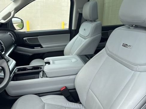 Used 2025 Ford Expedition Max Platinum AWD/4WD image 9