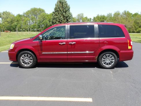 Used 2013 Chrysler Town & Country Touring-L w/ Driver Convenience Group FWD image 10