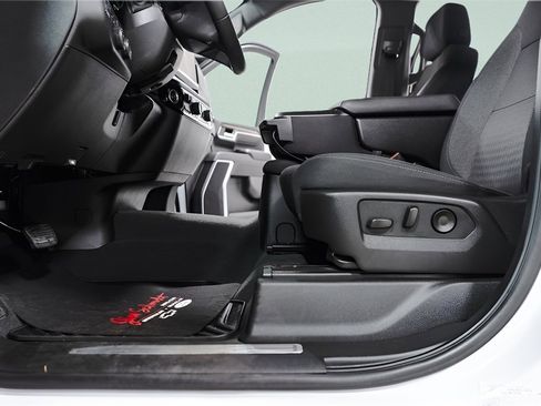 Used 2025 Chevrolet Silverado 2500 LT image 26