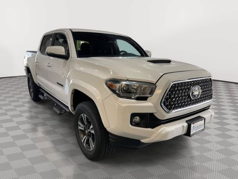 Used 2019 Toyota Tacoma TRD Sport AWD/4WD image 5