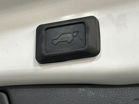 Used 2019 Toyota RAV4 Limited FWD image 33