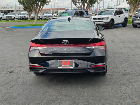 Used 2021 Hyundai Elantra SE FWD image 4