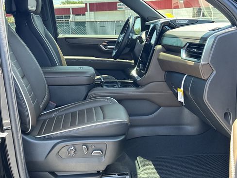 Used 2025 GMC Yukon Denali Ultimate AWD/4WD image 12