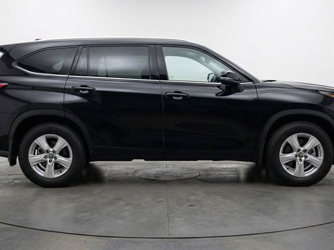 Used 2025 Toyota Highlander LE FWD image 11