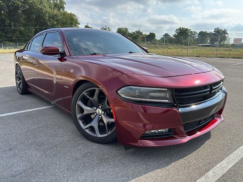 Used 2018 Dodge Charger R/T w/ Premium Group RWD image 2