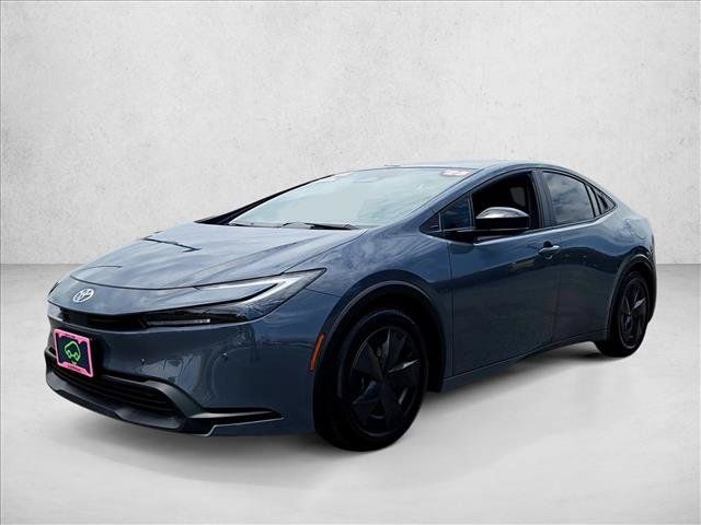 Used 2025 Toyota Prius LE FWD image 4