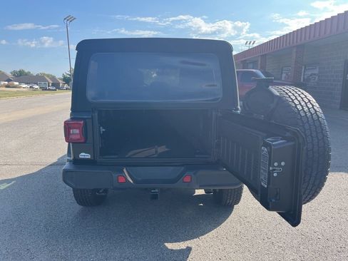 Used 2018 Jeep Wrangler Unlimited Sahara image 9