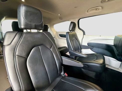 Used 2023 Chrysler Pacifica Touring-L FWD image 30
