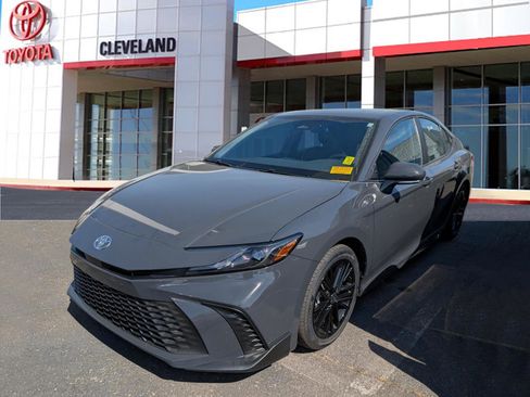 Used 2025 Toyota Camry SE FWD image 3