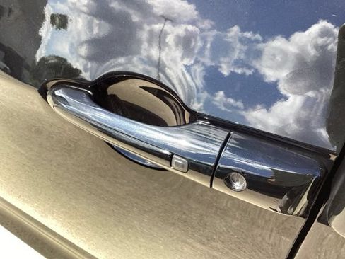 Used 2024 Chrysler Pacifica Touring-L FWD image 12
