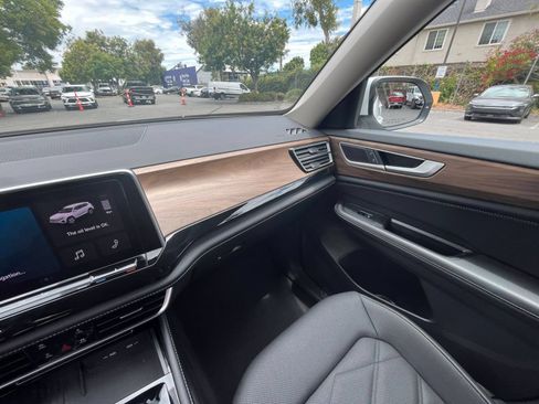 Used 2026 Volkswagen Atlas SE FWD image 38