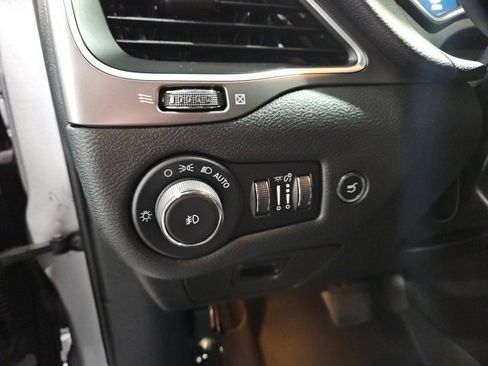 Used 2019 Jeep Cherokee Latitude Plus w/ Comfort/Convenience Group image 17