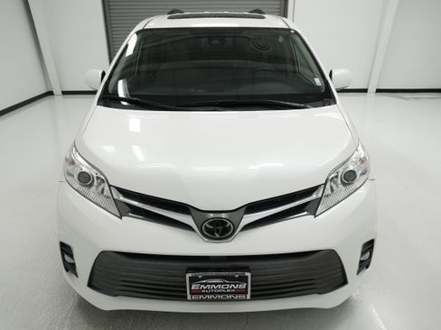 Used 2019 Toyota Sienna XLE w/ XLE Navigation Package FWD image 2